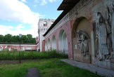Внутренняя стена Донского монастыря, на которой расположены несколько сохранившихся горельфов с первого храма. Горельефы сделаны из плотного известняка, добытого в окрестностях Коломны.