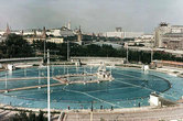 Из-за ВОВ вместо Дворца Советов строят открытый плавательный бассейн Москва, в котором около 30 последующих лет зимой и летом безмятежно плавают москвичи.