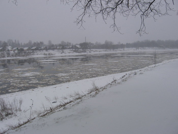 Полоцк стоит на слиянии двух рек: Западной Двины, на которой мы наблюдали ледо- , а точнее, снегоход... :) Полоцк, Беларусь