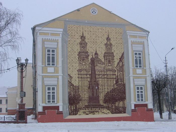 А иногда стены домов вообще разрисовывают картинами. Кстати, окошки тут тоже нарисованные! :) Полоцк, Беларусь