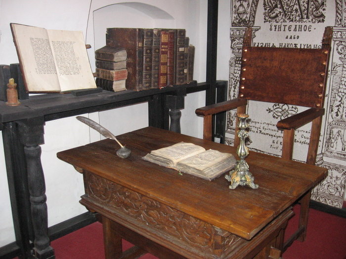 В Полоцке мы осмотрели аж целых пять музеев. Самым интересным, пожалуй, был музей белорусского книгопечатания с копиями и оригиналами старинных книг 16 века.