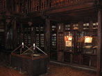 А еще восхитила музей-библиотека Симеона Полоцкого с древним глобусом и со старинными книгами на стелажах. Самое интересное, что тут работает читальный зал, и этими книгами можно пользоваться!