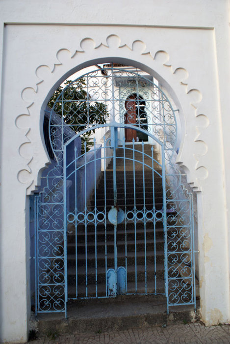 Решетка на двери — тоже голубая Шефшауэн, Марокко