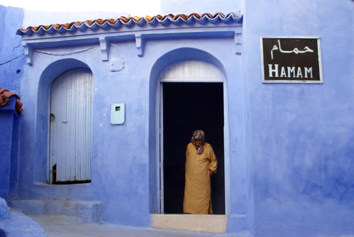 У входа в баню Шефшауэн, Марокко