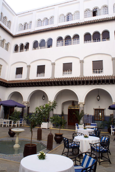 Внутренний двор отеля Танжер, Марокко