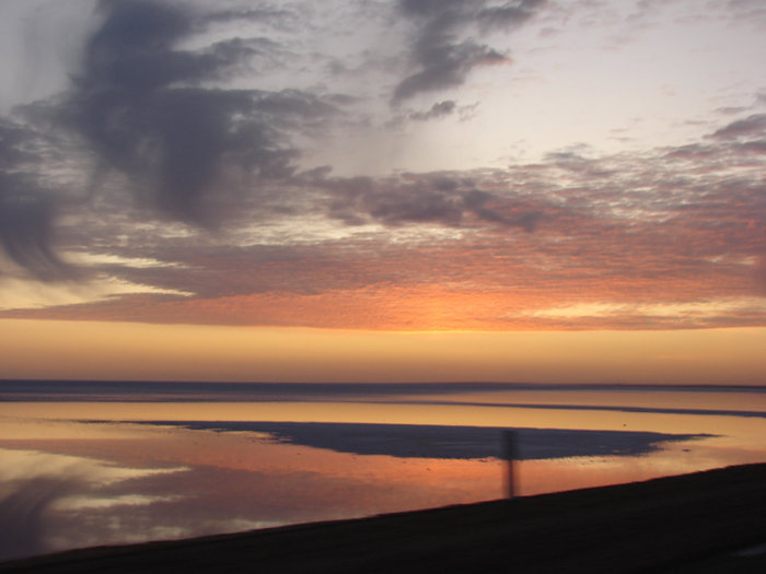 Закат над солянным озером Тунис