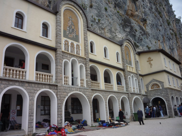 паломники у входа в монастырь Черногория
