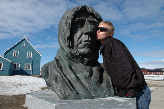 Первооткрыватель этого Шпицбергена.. 
Хрен его помнит, как звать его величать.. 
Но, похож чем то на мою бабушку.. ) (по мужской линии) Ню-Олесунн, Свальбард