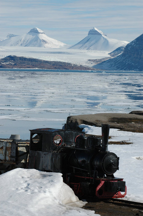 Шпицберген изначально использовали для добычи угля. (Сейчас тоже. Но, этот поезд — просто экспонат прошлого). Ню-Олесунн, Свальбард