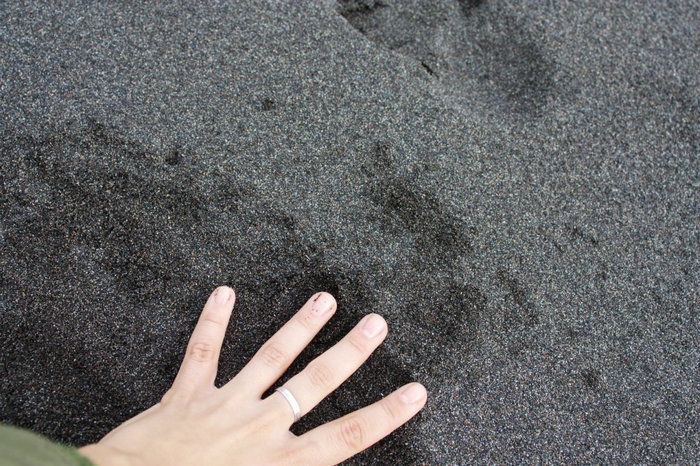 Черный песок на берегу