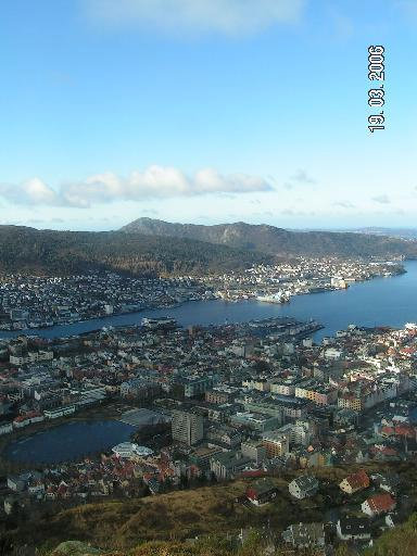 Плотная застройка не лезет вверх Берген, Норвегия