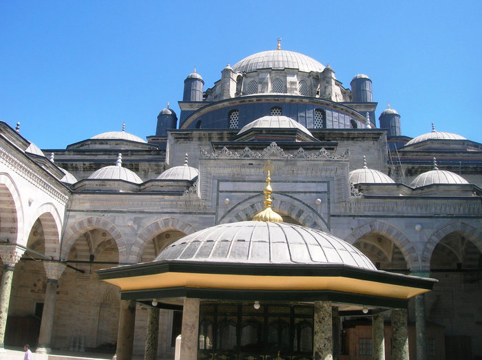 Мечеть Байзит (или Баязет?): вид от входной арки Стамбул, Турция
