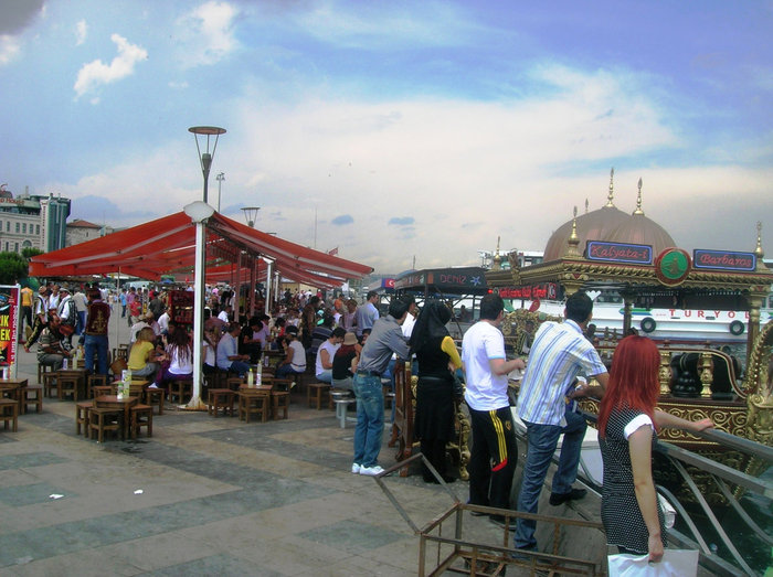Торговля жареной макрелью Стамбул, Турция