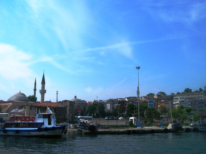 Причал мелких экскурсионных судов, курсирующих по Босфору Стамбул, Турция