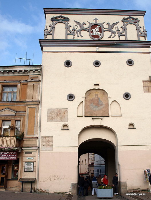 Остра Брама — это единственные сохранившиеся старые городские ворота. Вильнюс, Литва