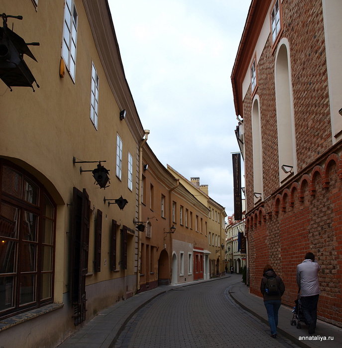 От Остра Брама начинаются улочки старого города. Вильнюс, Литва