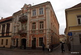 Старый город Вильнюса чем-то схож, а чем-то отличается от центров других европейских городов: здесь есть и очень узкие улицы, есть и такие, где вполне спокойно разъезжает легковой транспорт.
