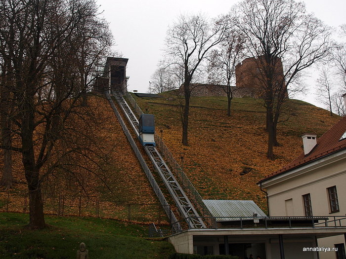 На Замковую гору можно подняться пешком или на фуникулере, больше напоминающем лифт, что мы и сделали. Вильнюс, Литва