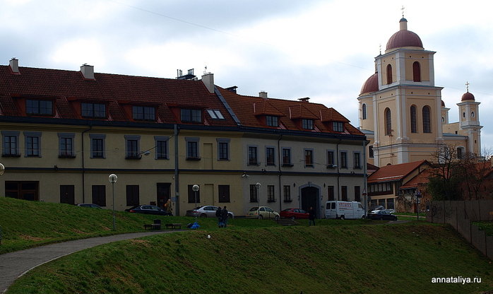 Соборную церковь Свято-Духова монастыря 16 века с колокольней Вильнюс, Литва