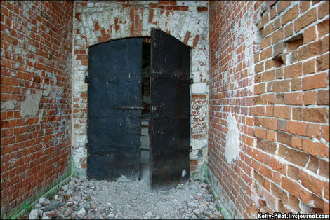 Я был в сотнях заброшенных церквей. Но это единственная, где сохранились железные двери.