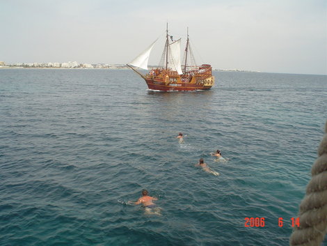 Пленники скрываются с пиратского корабля вплавь Сусс, Тунис
