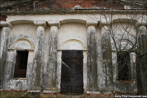 Двери закрыты, но замки давно украли Бетино, Россия
