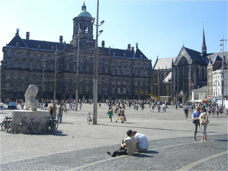 На площади Амстердам, Нидерланды