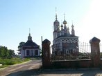 01. Церковь Михаила Архангела (1769) (справа) и церковь Флора и Лавра (1803 г.) (слева)