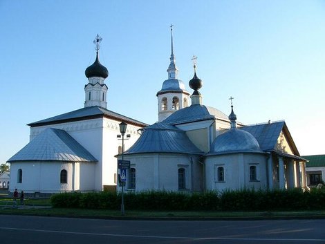 22. Воскресенская церковь на торгу (1720) (слева) и Казанская церковь (1739) (справа) Россия