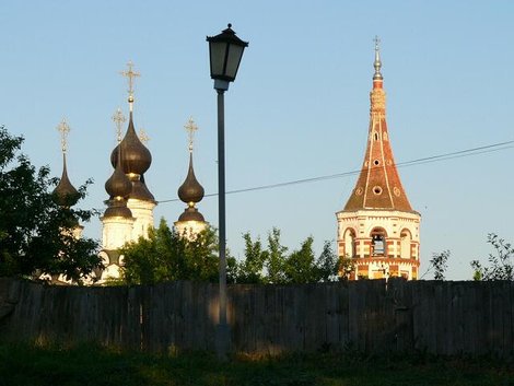 53. Купола Лазаревской церкви (слева) (1667г.) и колокольня Антипиевской церкви (справа) (1745г.) Россия