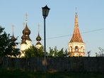 53. Купола Лазаревской церкви (слева) (1667г.) и колокольня Антипиевской церкви (справа) (1745г.)