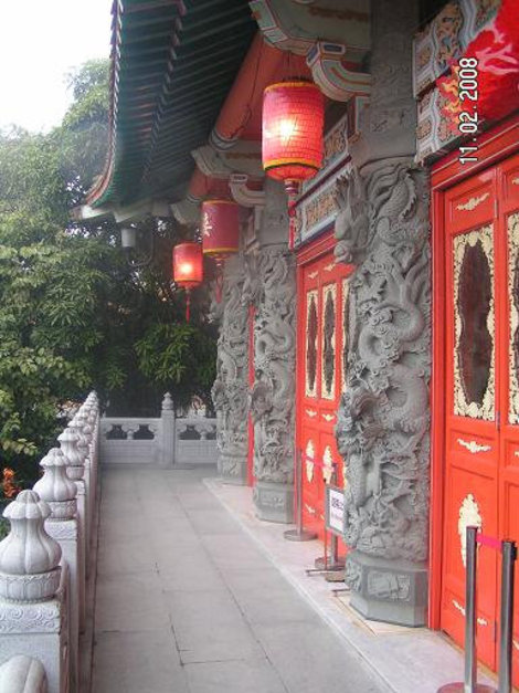 Храм охраняется драконами Гонконг