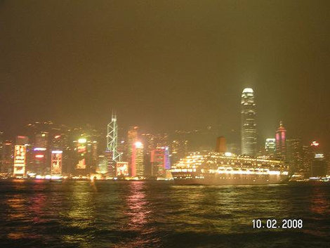 С корабля снимают берег, с берега — корабль Гонконг
