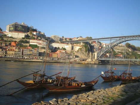 На таких лодках много-много лет назад производители портвейна доставляли его в прибрежные наливайки Порту, Португалия
