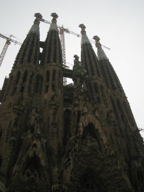 Знаменитая Саграда Фамилья, строительство которой начал Гауди, а наши современники никак не могут закончить Барселона, Испания