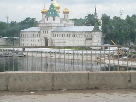 17. Территория Ипатьевского монастыря с моста через р. Кострома