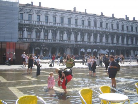 Площадь Сан-Марко, которую регулярно затапливает Венеция, Италия