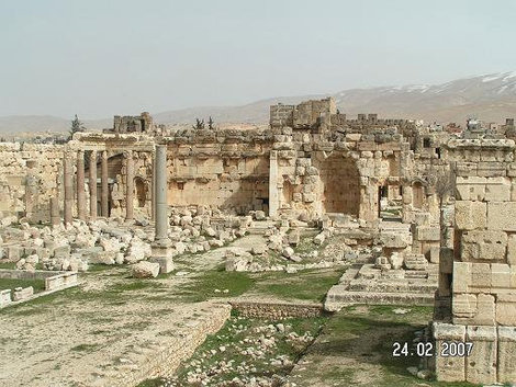 На развалинах Баальбек (древний город), Ливан