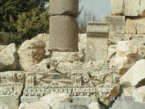 Римские надписи отчётливо видны Баальбек (древний город), Ливан