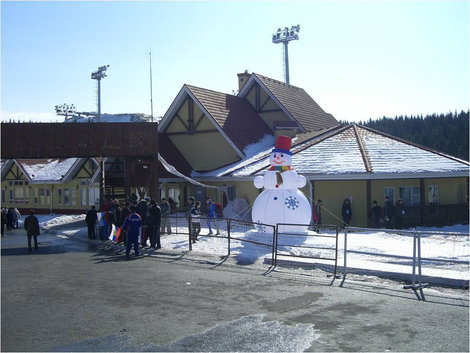 Снеговик, украшающий центр Ханты-Мансийск, Россия