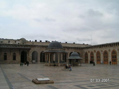 Во дворе старинной мечети Алеппо, Сирия