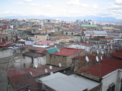 За красивыми крышами скрывается своеобразное гетто — одиноким девушкам лучше там не прогуливаться Неаполь, Италия