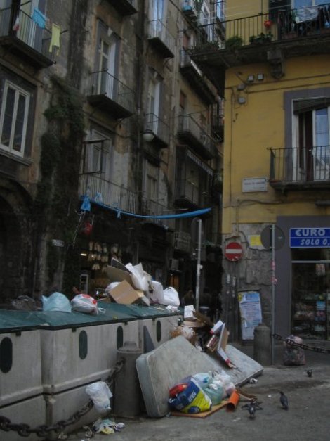 Проблемы с вывозом мусора в Неаполе все еще не решены Неаполь, Италия