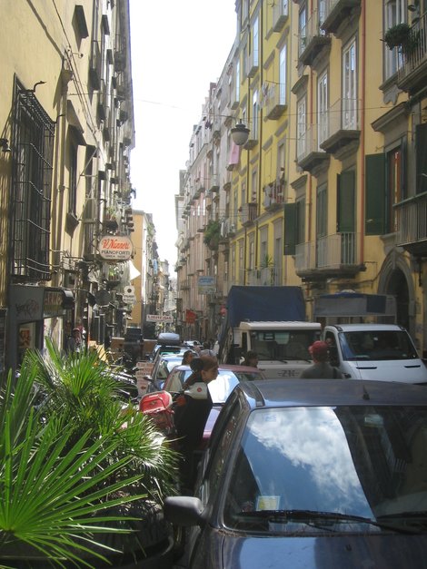 Проезжая часть каждой улицы переполнена машинами, мотоциклами и пешеходами Неаполь, Италия