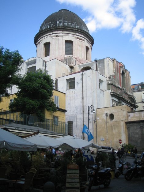 В центре города можно увидеть много старинных церквей Неаполь, Италия