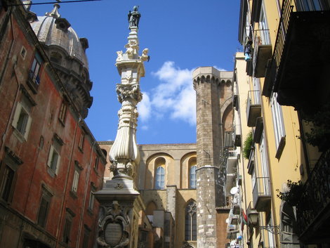 Одна из площадей исторического центра Неаполь, Италия