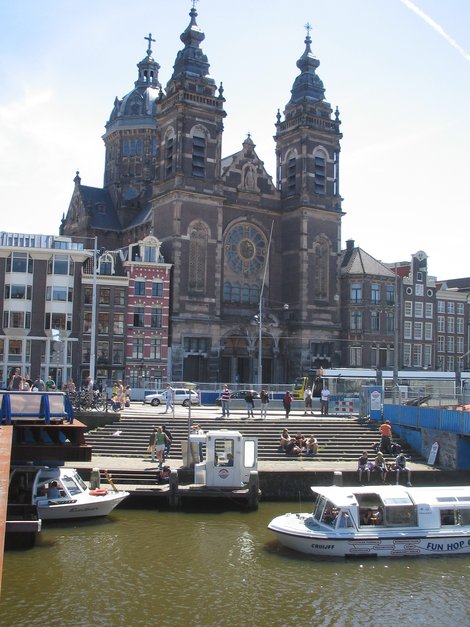 Церковь напротив железнодорожного вокзала Amsterdam Centraal Амстердам, Нидерланды