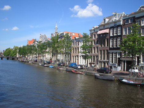 Один из многочисленных каналов Амстердам, Нидерланды