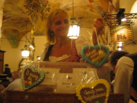 Здесь можно купить баварский крендель у такой вот улыбающейся продавщицы Мюнхен, Германия