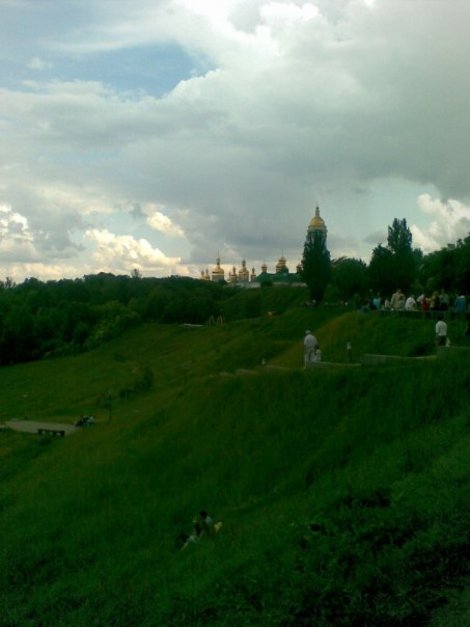 Холмы и пики церквей Киево-Печерской Лавры вдалеке Киев, Украина